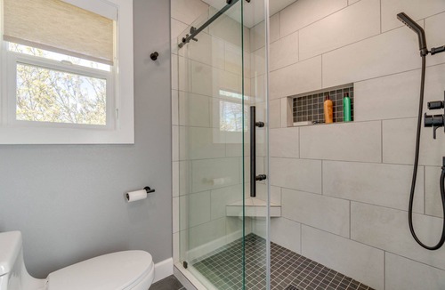 Saint Paul House | Remodeled cozy farmhouse on a 100 acre hazelnut orchard!