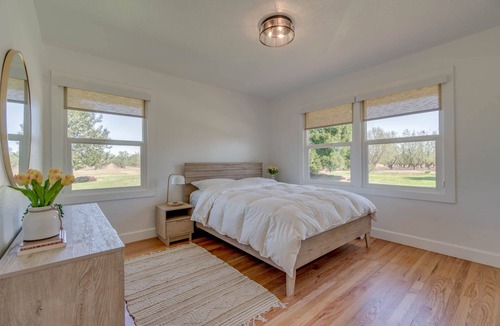 Saint Paul House | Remodeled cozy farmhouse on a 100 acre hazelnut orchard!