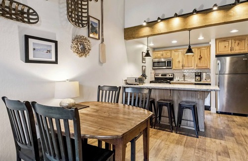 South Lake Tahoe Condo | Remodeled Tahoe Chic Studio: A/C, Hot Tub LLV322