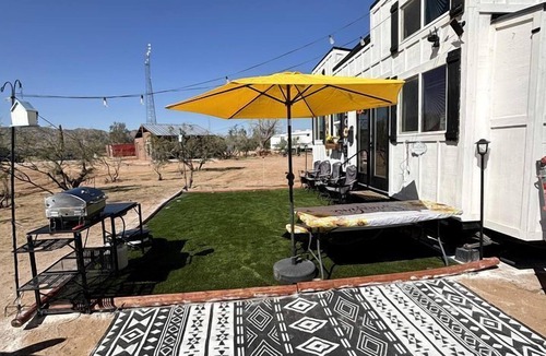 Maricopa House | Remote Modern Tiny House with Deck, BBQ and Mountain Views in Arizona