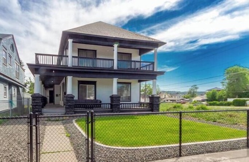 West Central Apartment | Renovated 2 bed, 2 bath, Near Arena and Downtown!
