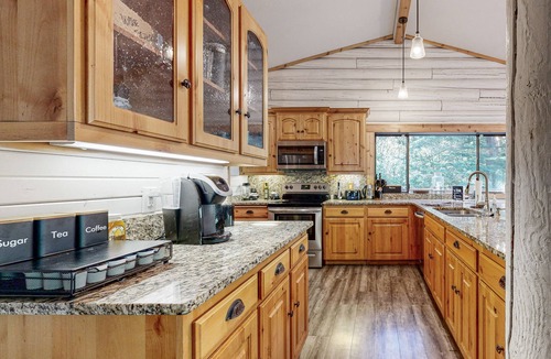 Kalama House | Renovated, dog-friendly lodge with river view, kayaks, great deck & firepit