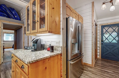 Kalama House | Renovated, dog-friendly lodge with river view, kayaks, great deck & firepit