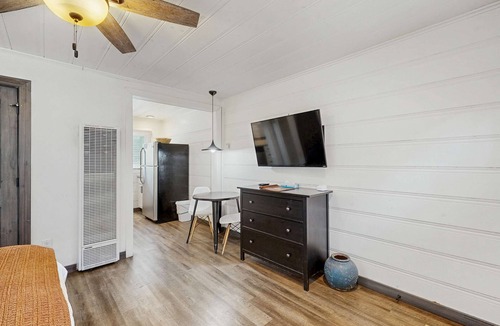 Lakeside Park Apartment | Renovated Studio with Full Kitchen & hot tub access-Walk to Lakeside Beach