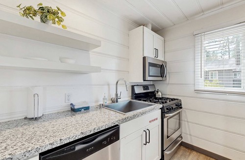Lakeside Park Apartment | Renovated Studio with Full Kitchen & hot tub access-Walk to Lakeside Beach