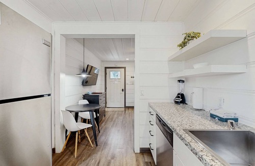 Lakeside Park Apartment | Renovated Studio with Full Kitchen & hot tub access-Walk to Lakeside Beach