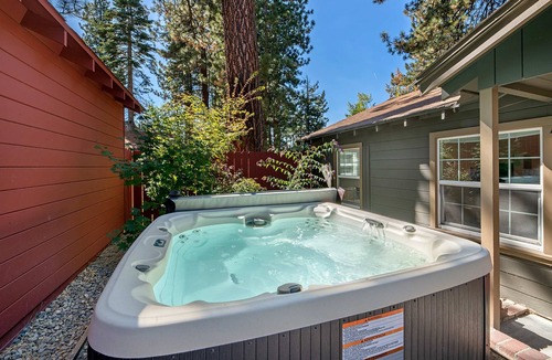 Lakeside Park Apartment | Renovated Studio with Full Kitchen & hot tub access-Walk to Lakeside Beach