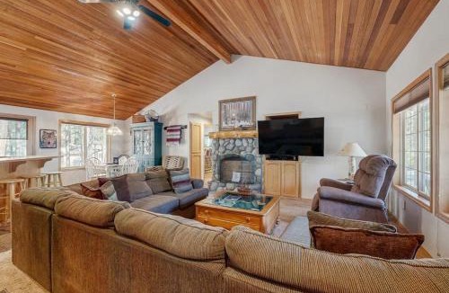 Sunriver House | Resort home in great Sunriver location with SHARC passes private hot tub pools