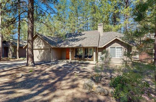 Sunriver House | Resort home in great Sunriver location with SHARC passes private hot tub pools