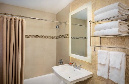 Central Mission Beach Hotel | Resort King, Bahia Resort Hotel, Heated Pool, Private Beach, Near SeaWorld