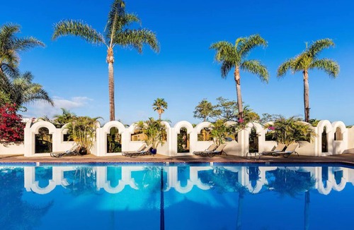 Central Mission Beach Hotel | Resort King, Bahia Resort Hotel, Heated Pool, Private Beach, Near SeaWorld