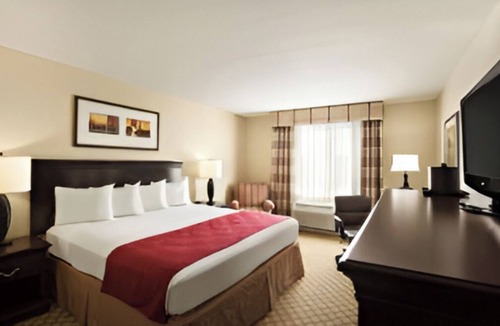 Barstow Hotel | Restful Room with Family-Friendly Features + Near Route 66 Experiences