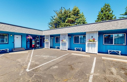 Bandon House | Retro beach experience with fast WiFI - walk to downtown shops & eateries