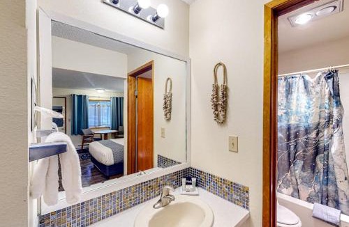 Bandon Apartment | Retro beach hideaway with fast WiFI - walk to downtown attractions