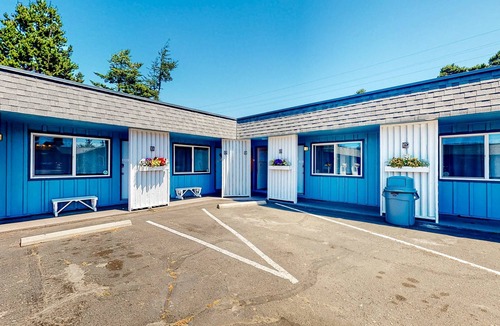 Bandon Apartment | Retro beach room with fast WiFI - walk to downtown shops & restaurants