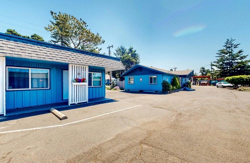 Bandon Apartment | Retro beach room with fast WiFI - walk to downtown shops & restaurants
