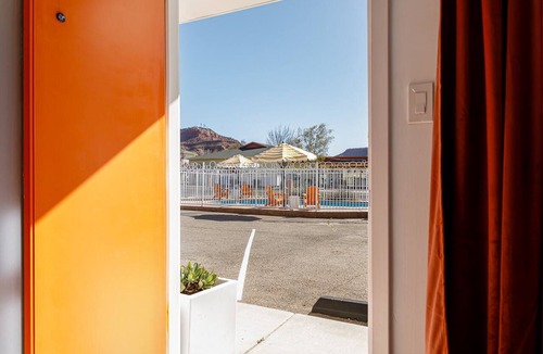 Kanab Apartment | Retro Chic l Swim & stargaze at Quail Park Lodge