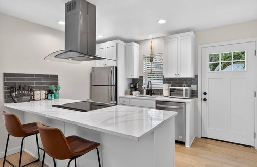 Alberta Arts District House | Retro-Chic Walk to Galleries + Cafés Fenced