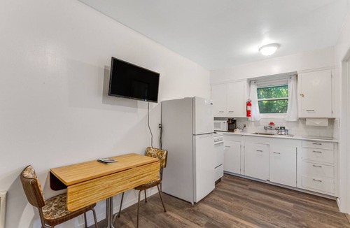 Nahcotta House | Retro motel suite close to Willapa Bay with WiFi, firepit & full kitchen