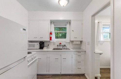 Nahcotta House | Retro motel suite close to Willapa Bay with WiFi, firepit & full kitchen