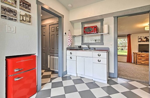 Blanco Cottage | Retro Updated Blanco Abode - Steps to Main Street!