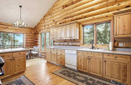 Brian Head Cabin | Ridgeview Retreat, 5-bedroom cabin in Brian Head with jacuzzi, views and stocked