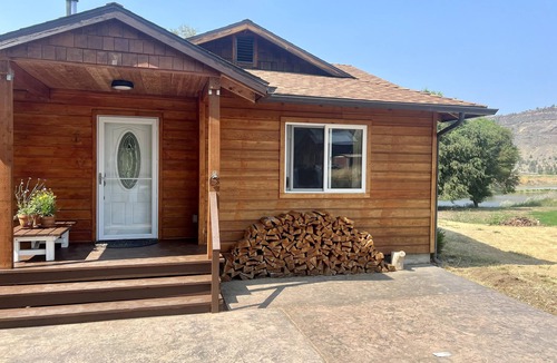 Spray Cabin | River Front Cabin. Come relax and play cowboy in Spray !