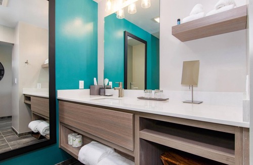 Independence Hotel | River View Retreat | Luxury Bedding | Near Willamette Valley