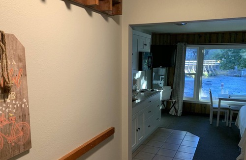 Bend Cottage | River Walk