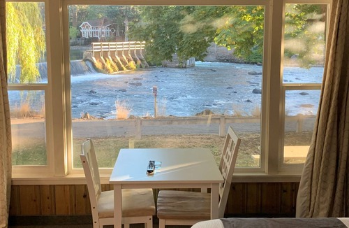 Bend Cottage | River Walk