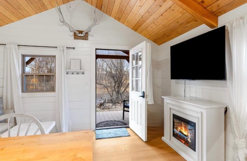 Bozeman Apartment | Riverfront Cabin right Outside of Bozeman