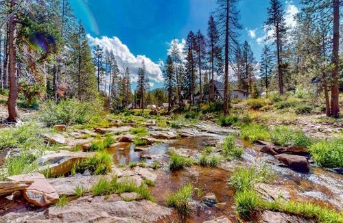 Pla-Vada Woodlands House | Riverfront dog-friendly retreat with a rustic flair & wood stove near skiing
