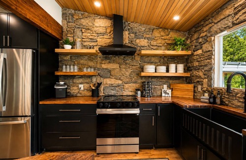 Leavenworth Cabin | Riverfront | Fenced Yard | Dogs | Hot Tub | Stars
