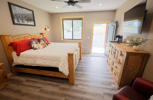 White Bird Bed & Breakfast | Riverfront Lodge in White Bird, ID – 1BR w/Panoramic Views & Breakfast Unit 1