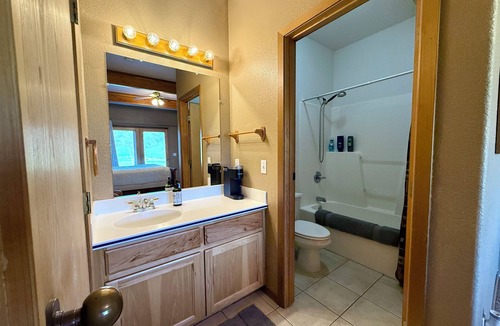White Bird Bed & Breakfast | Riverfront Lodge in White Bird, ID – 1BR w/Panoramic Views & Breakfast Unit 6