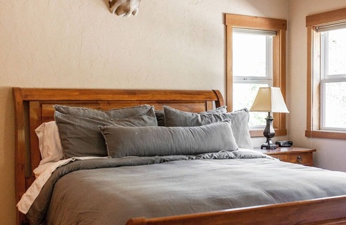 Mount Shasta Cabin | *RIVERFRONT* Mountain Lodge! Near Shasta Ski Park,Shasta Lake & Castle Crags!