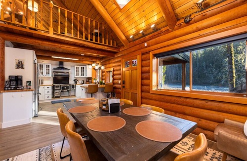 Verlot Cabin | Riverfront retreat with sauna & hot tub 3B2Ba