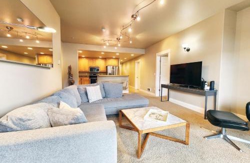 Florence House | Riverfront Views, Walk to Old Town, Dog Friendly! The Tide That Binds
