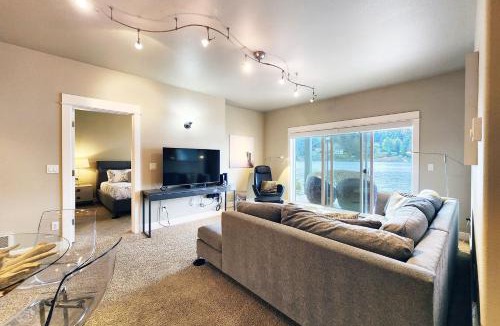 Florence House | Riverfront Views, Walk to Old Town, Dog Friendly! The Tide That Binds