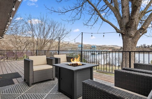 Clarkston House | Riverview Home - walking trails - convenient location