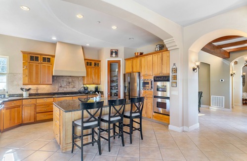 Mesa Rock House | Robinhood Estate with Pool 30 Night Minimum
