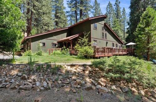Beckwourth House | Rocky Cliff Retreat