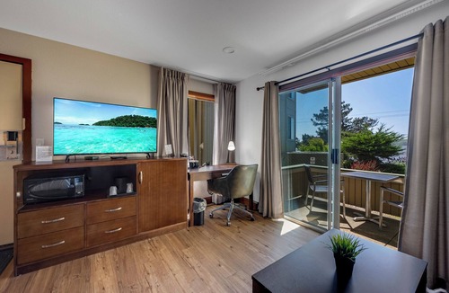 Bodega Bay Hotel | Roman Spa Room - Heart Shape Jacuzzi + Fireplace