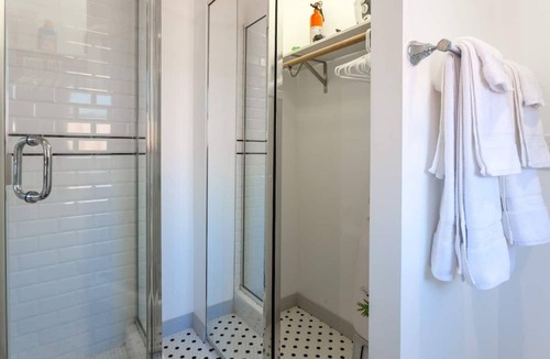 Hollywood Dell Apartment | Romantic and Historic Spanish Penthouse Studio - Hollywood Hills