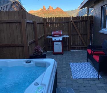 Uptown Sedona Ski Chalet | Romantic Cottage! King bed! Private hottub! Uptown!