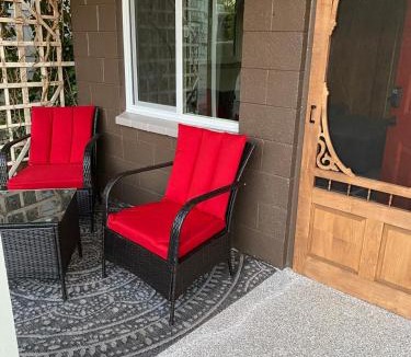 Uptown Sedona Ski Chalet | Romantic Cottage! King bed! Private hottub! Uptown!