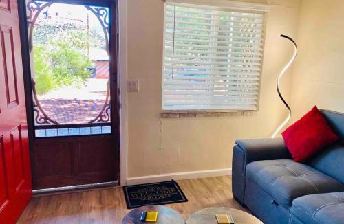 Uptown Sedona Ski Chalet | Romantic Cottage! King bed! Private hottub! Uptown!