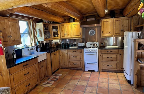 June Lake Cabin | Romantic log cabin getaway with spectacular mountain views. STR AP 18-005