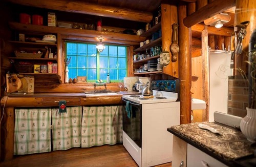 Rhododendron Cabin | Romantic Log Cabin Rental with Hot Tub near Mount Hood, Oregon