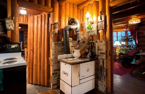 Rhododendron Cabin | Romantic Log Cabin Rental with Hot Tub near Mount Hood, Oregon